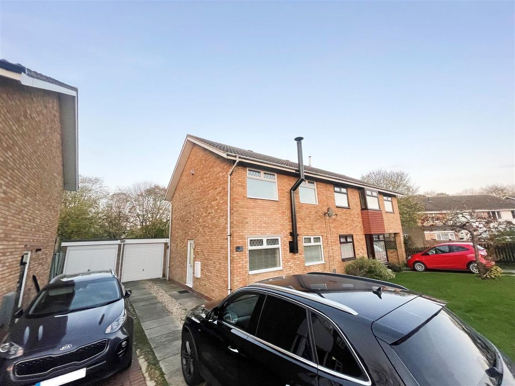 3 bed semidetached house to rent in Malvern Drive, Fullers Slade