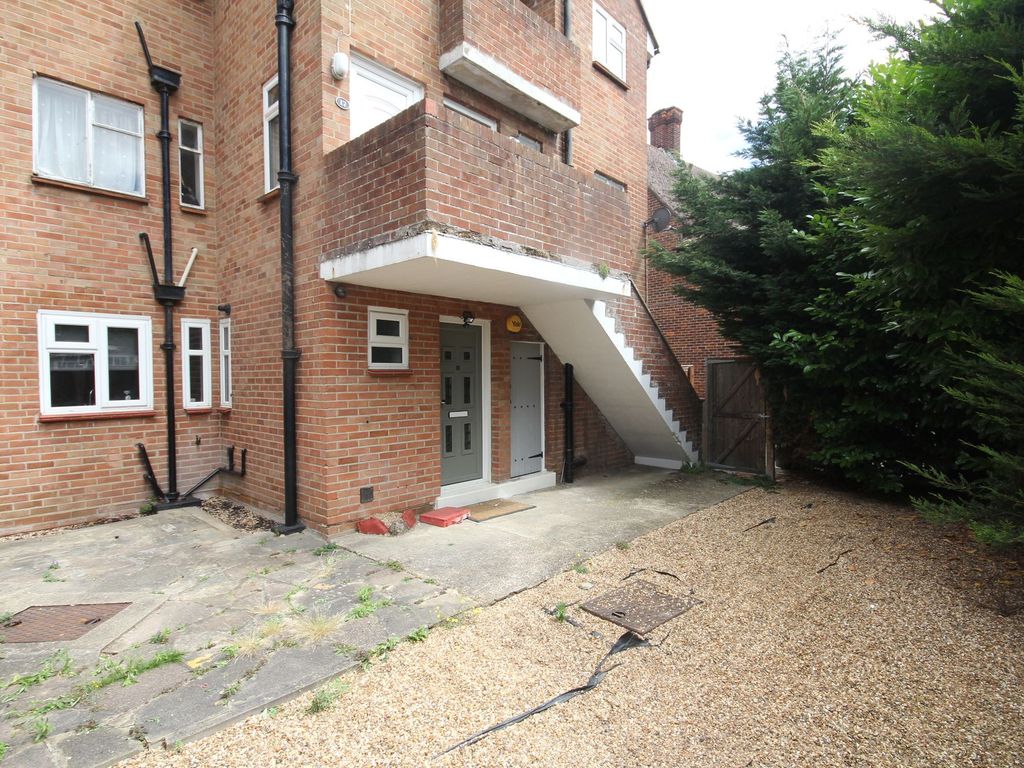 2 bed flat to rent in Thornbridge Road, Iver SL0, £2,000 pcm Zoopla