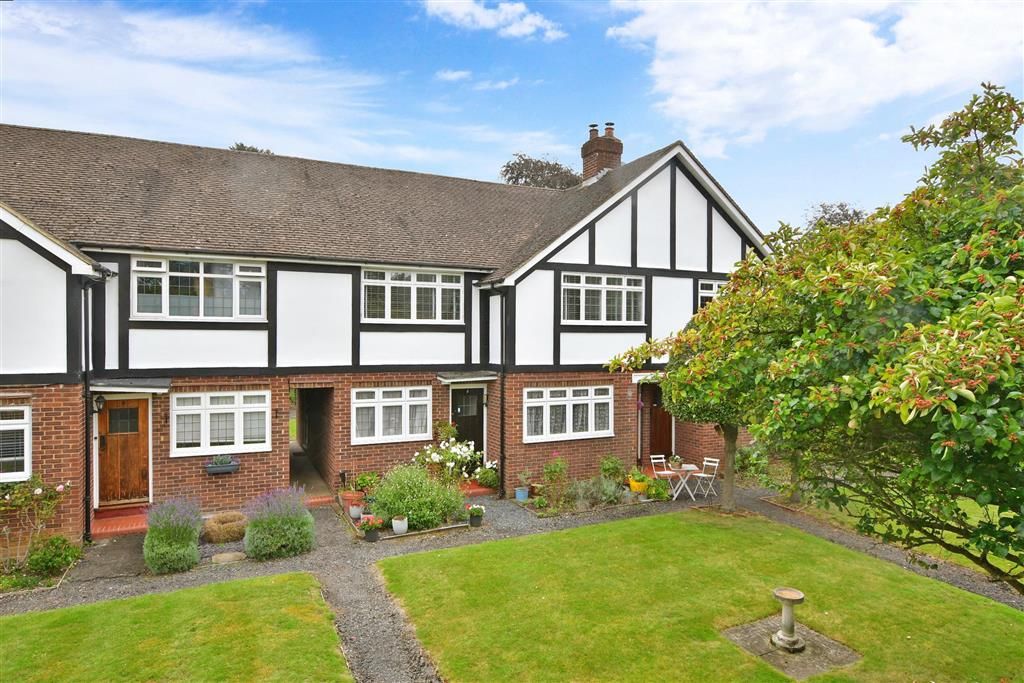 2 bed for sale in Overton Road, Sutton, Surrey SM2, £248,000