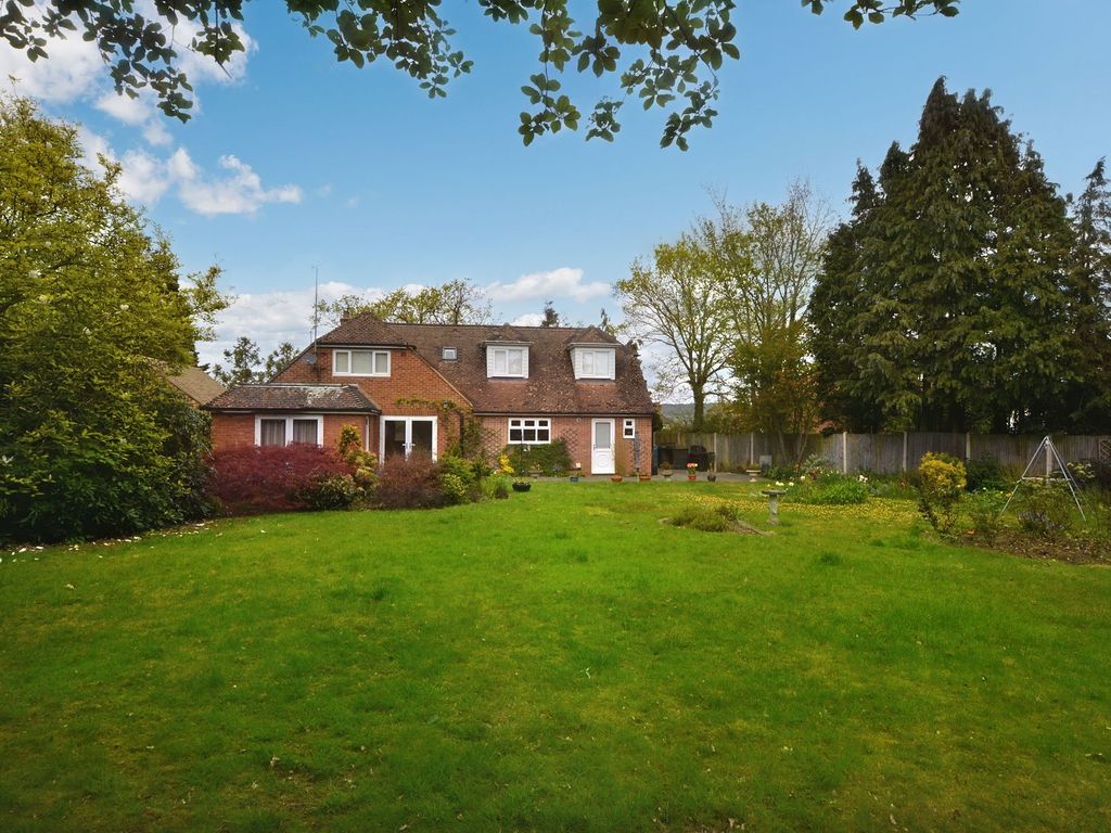 4 bed detached house for sale in Sandyhurst Lane, Ashford TN25, £