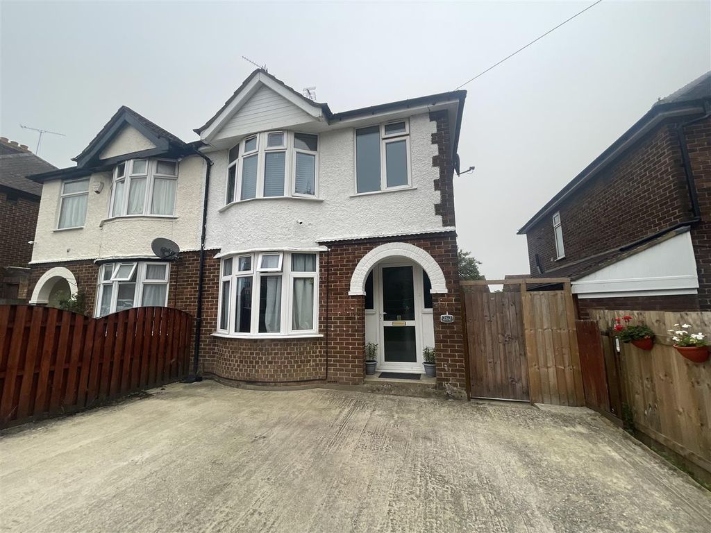 3 bed semidetached house for sale in High Street North, Dunstable, Bedfordshire LU6, £350,000