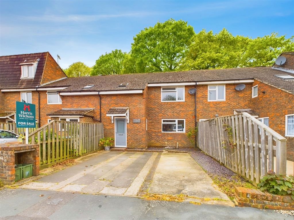 3 bed terraced house for sale in Cook Road, Horsham RH12, £385,000 Zoopla