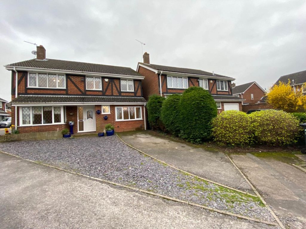 6 bed detached house to rent in Swan Mead, Luton LU4, £2,800 pcm Zoopla