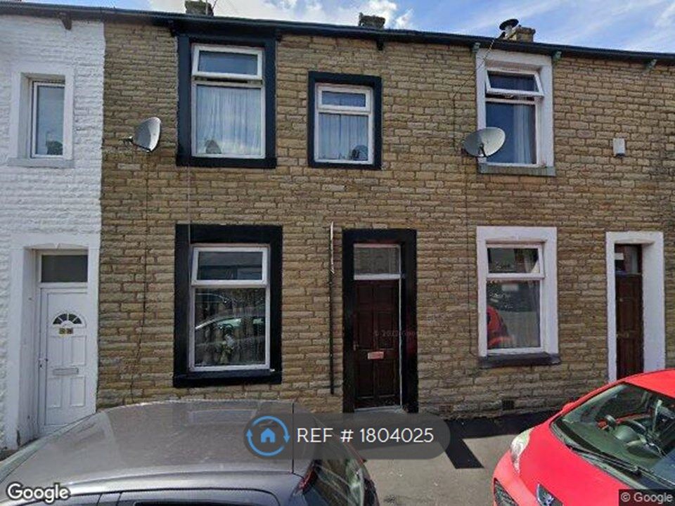 Room to rent in Waterbarn Street, Burnley BB10, £365 pcm Zoopla