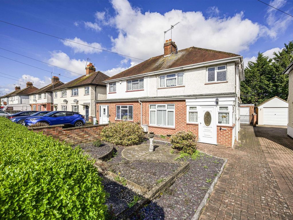 3 bed semidetached house for sale in Dedworth Road, Windsor SL4, £