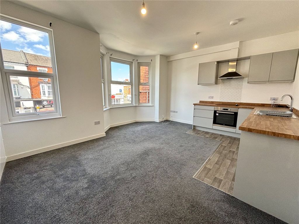 2 bed flat to rent in Wellingborough Road, Northampton