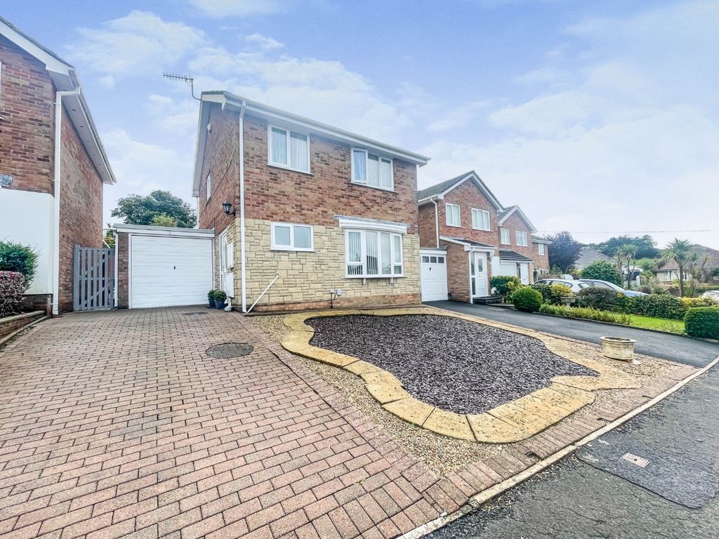 3 bed linkdetached house for sale in Squirrel Walk, Fforest
