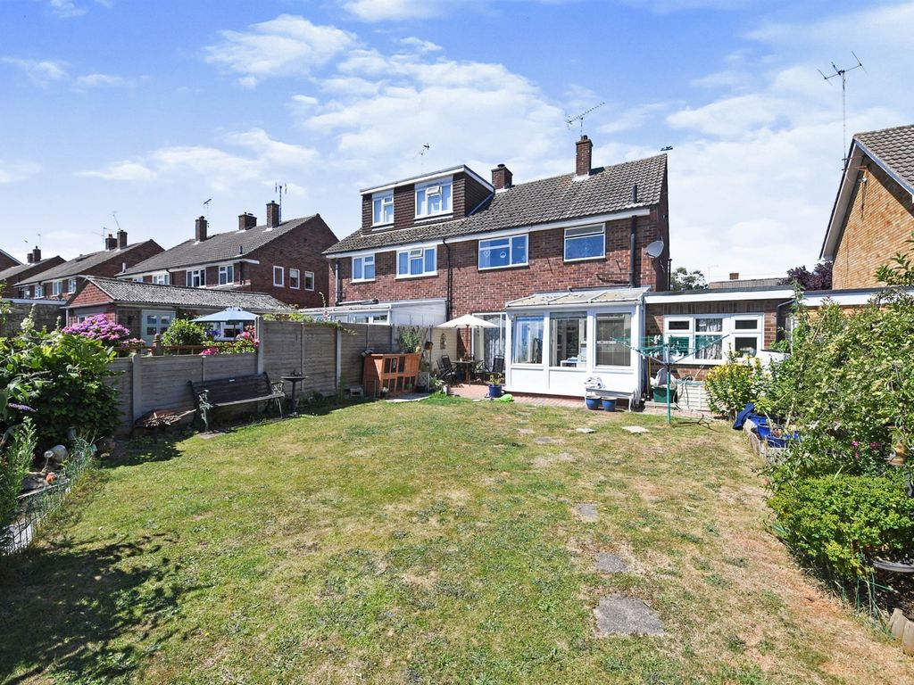 3 bed semidetached house for sale in Ravensbourne Drive, Chelmsford