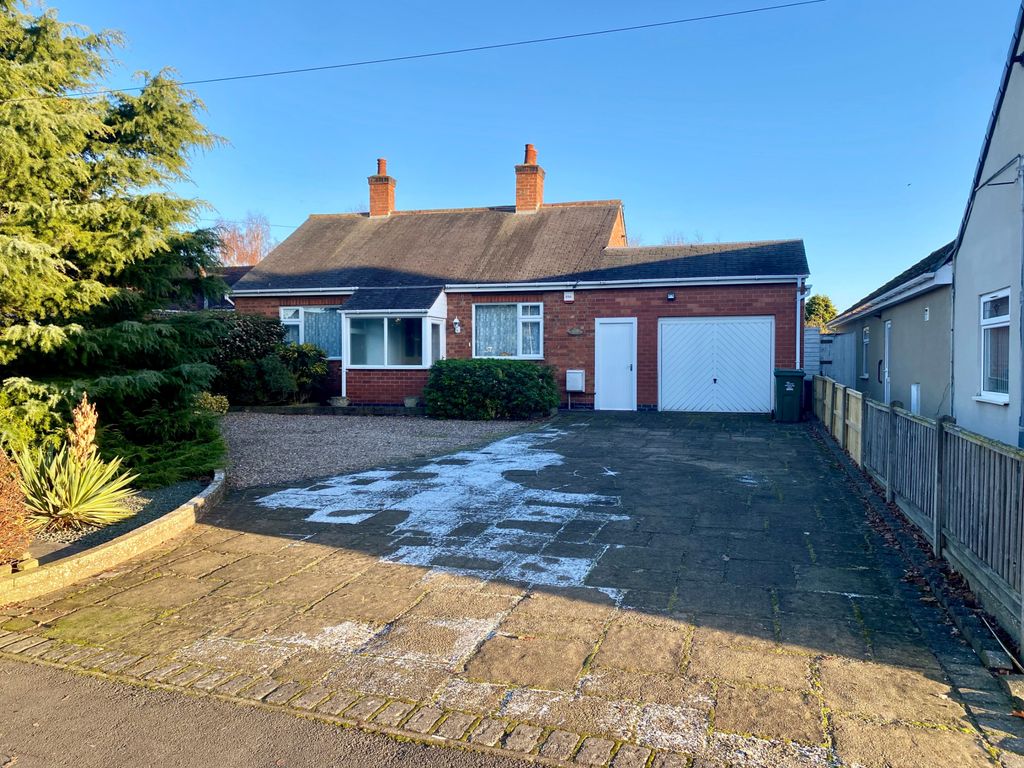 2 bed bungalow for sale in Avenue Road, Queniborough, Leicester LE7