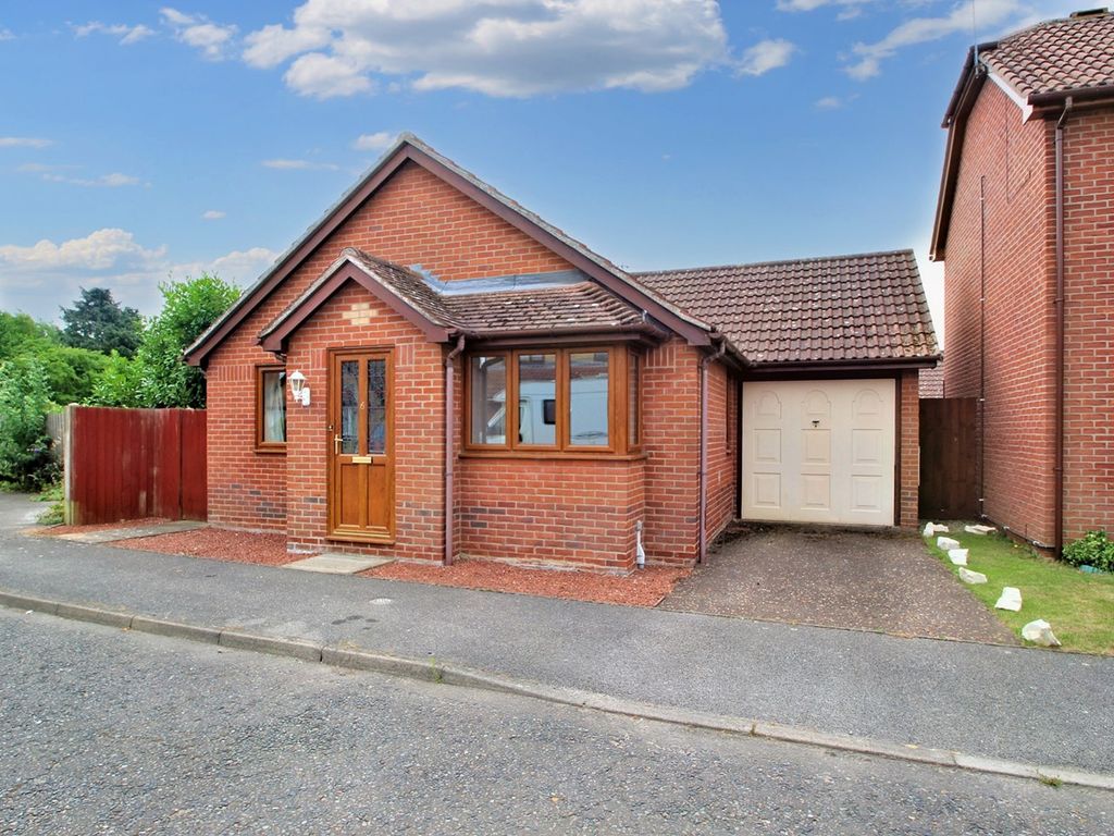 2 bed detached bungalow for sale in Broke Hall Gardens, Ipswich IP3, £