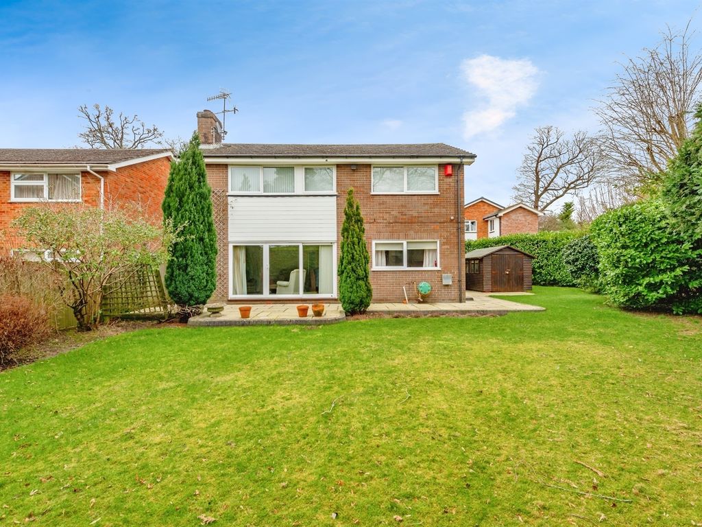 4 bed detached house for sale in Rowan Close, Crawley RH10, £650,000