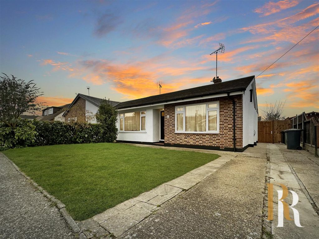 2 bed semidetached bungalow for sale in Silverthorne Close, Ashingdon