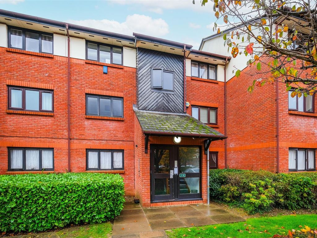 1 bed flat to rent in Maple Gate, Loughton IG10, £1,200 pcm Zoopla