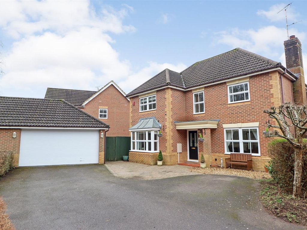 4 bed detached house for sale in Parry Close, Horsham RH13, £725,000