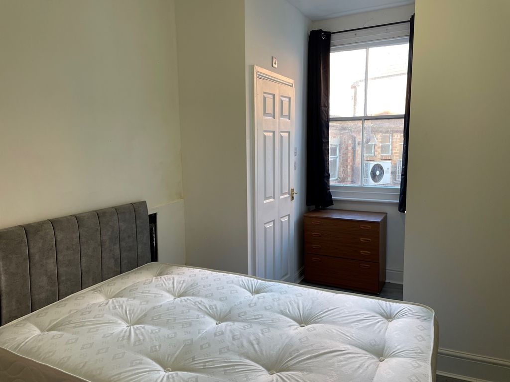 Room to rent in Room 3 Horsefair, Banbury OX16, £750 pcm Zoopla