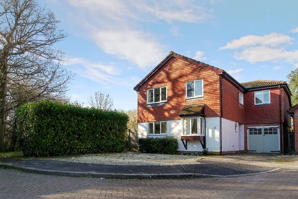 4 bed detached house to rent in Edinburgh Close, Southwater, West