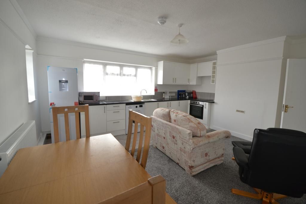 3 bed flat to rent in Corringham Road, Stanford Le Hope, Essex SS17, £