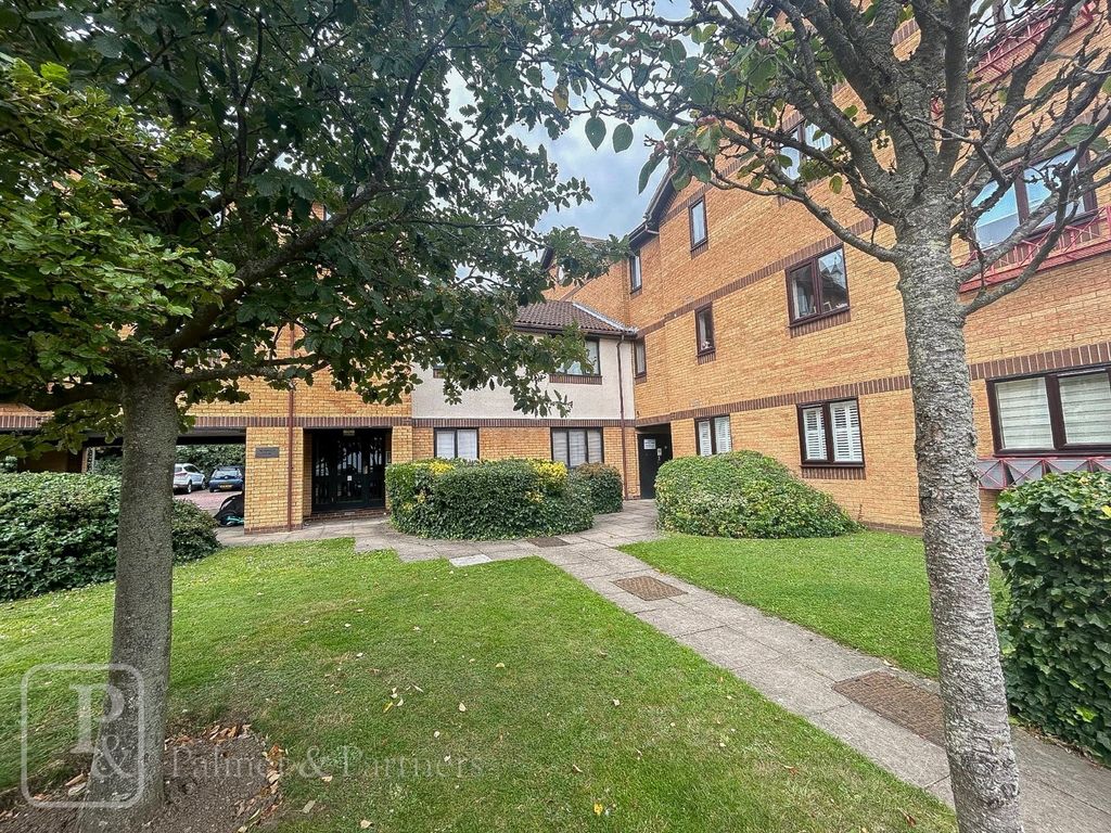 1 bed flat to rent in Heybridge Court, Connaught Gardens East, ClactonOnSea, Essex CO15, £700