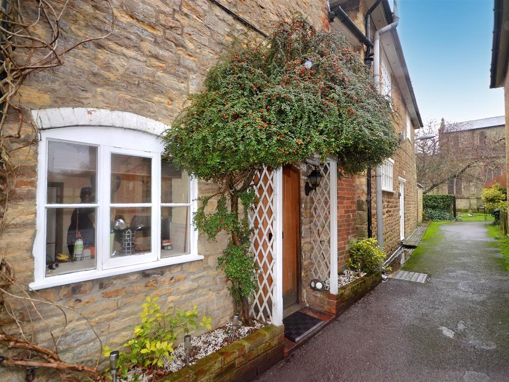 2 bed cottage for sale in St. Martins Square, Gillingham SP8 Zoopla