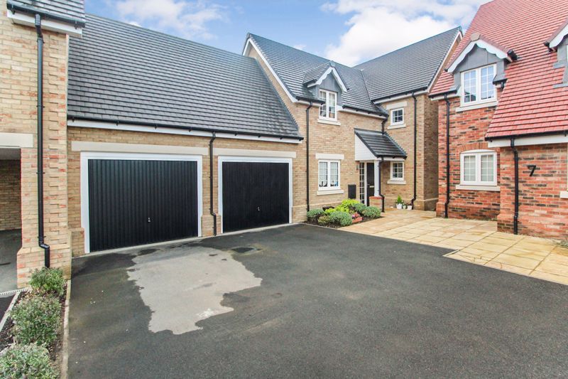 4 bed linkdetached house for sale in Orchard Drive, Kempston MK42, £