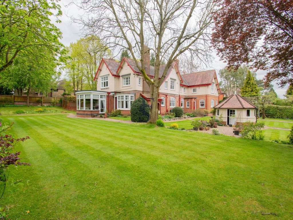 7 bed detached house for sale in Knighton Grange Road, Leicester LE2, £