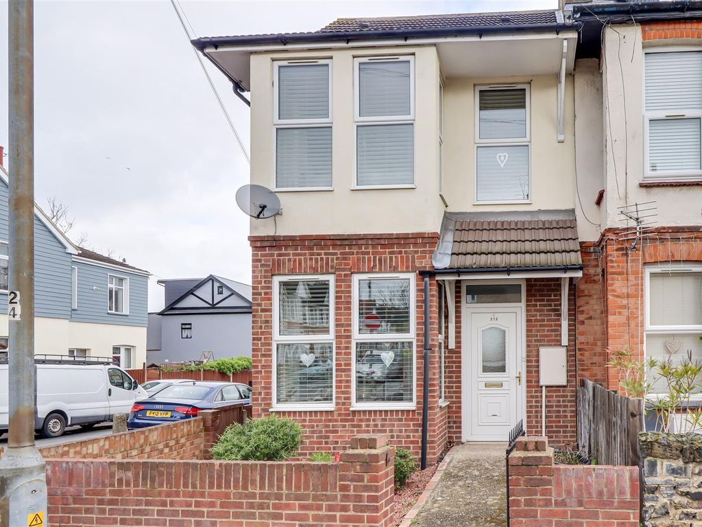 3 bed end terrace house for sale in Westborough Road, WestcliffOnSea