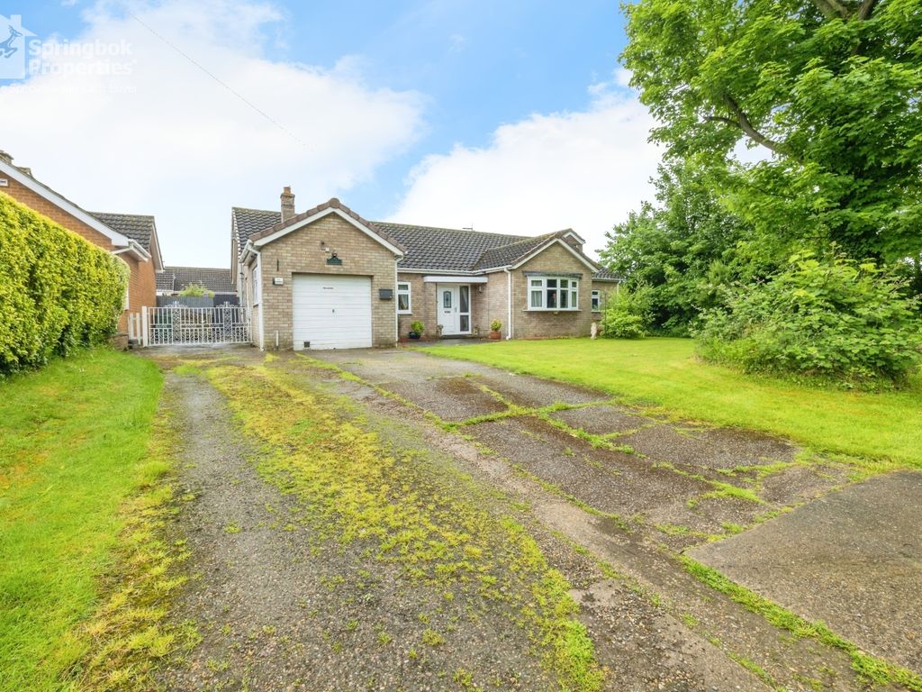 4 bed detached bungalow for sale in Church Road, Waddingham