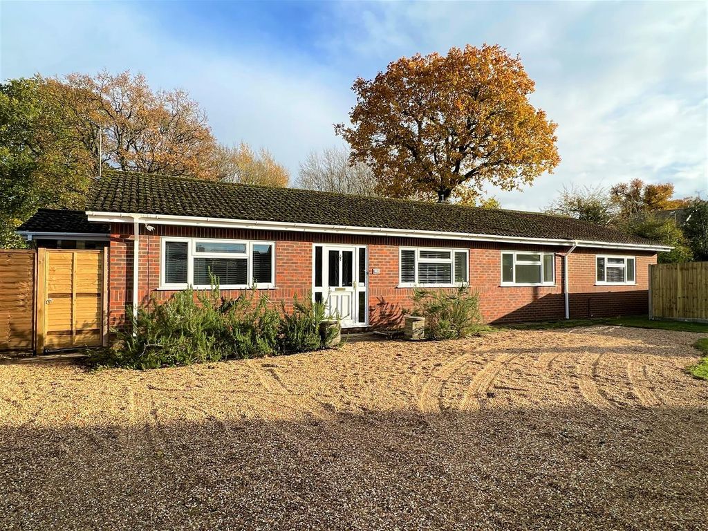 4 bed bungalow for sale in Reading Road, Chineham, Basingstoke RG24