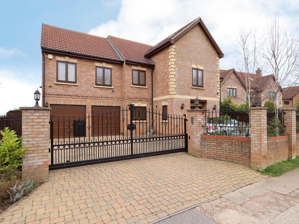 6 bed detached house for sale in London Road, Loughton, Milton Keynes