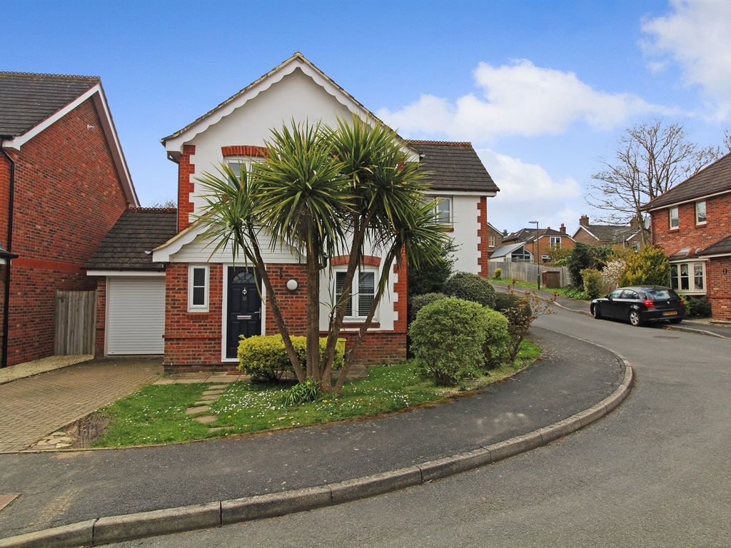 4 bed detached house to rent in The Brambles, Cuckfield, Haywards Heath