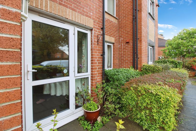 2 bed flat for sale in Mayflower Court, Southampton SO16, £130,000 Zoopla