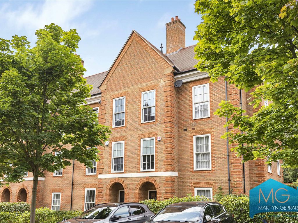 4 bed end terrace house for sale in Ashridge Close, London N3, £