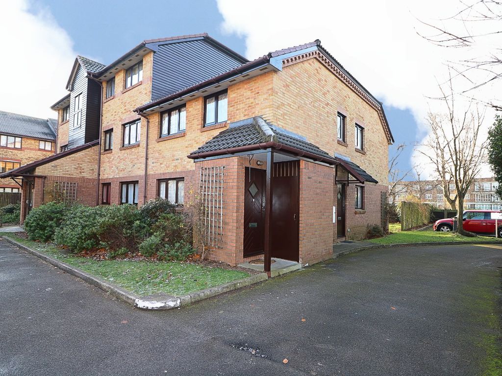 2 bed flat to rent in Waterside Close, Barking IG11 Zoopla