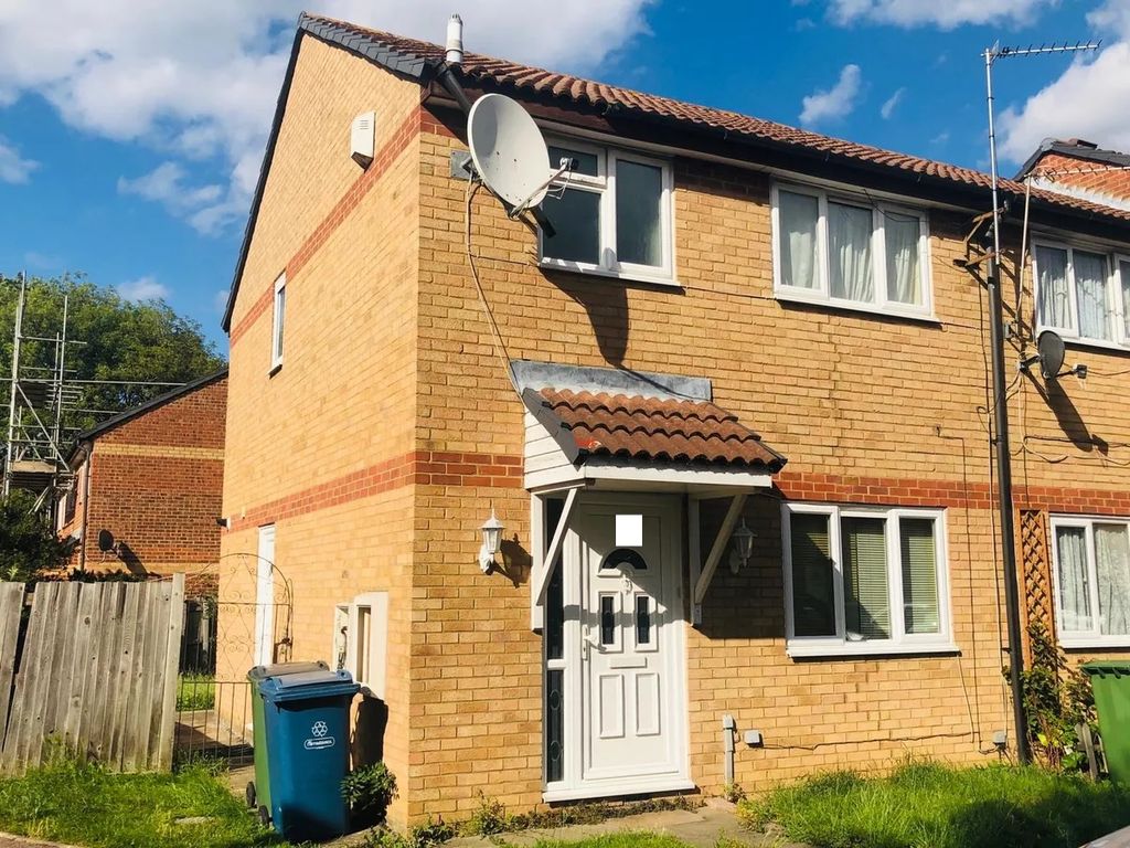 3 bed semidetached house to rent in Daintry Close, Harrow HA3, £2,100
