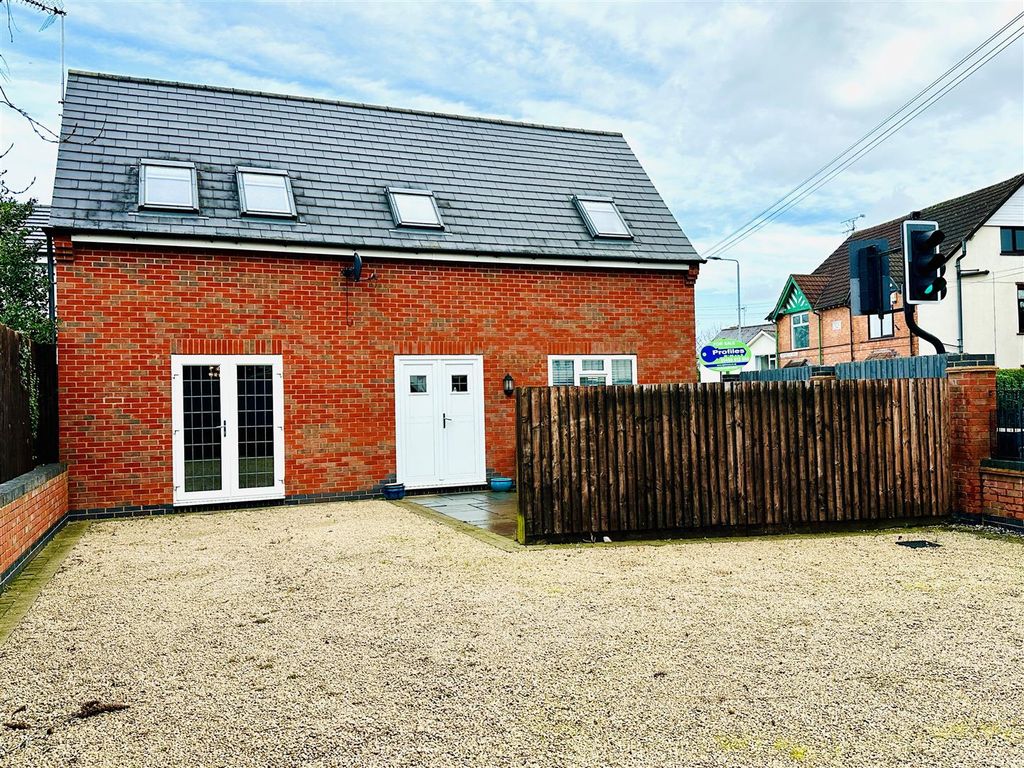 3 bed detached house for sale in Southfield Road, Hinckley LE10, £