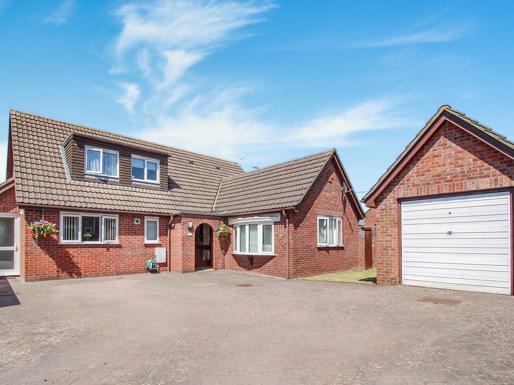 4 bed detached bungalow for sale in Arras Close, Trowbridge BA14 Zoopla