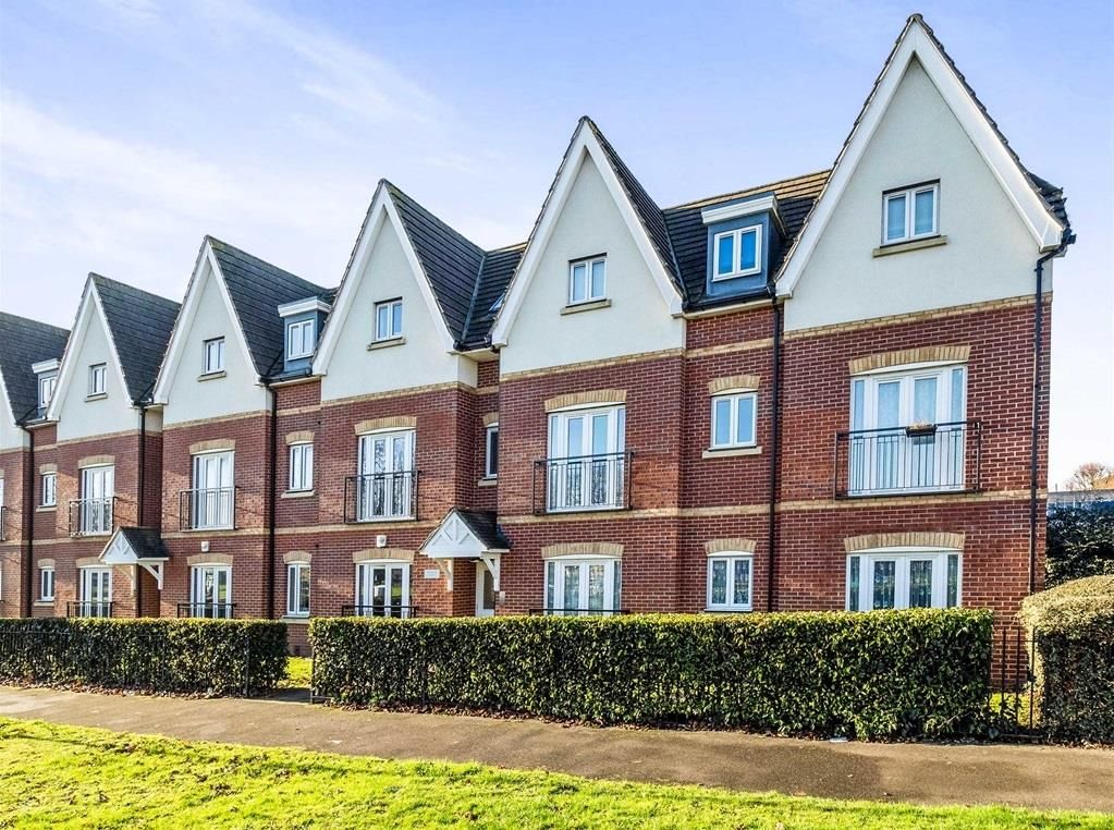 2 bed flat to rent in Gooshays Gardens, Romford RM3 Zoopla