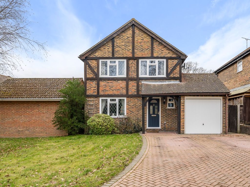 4 bed detached house for sale in Oaktree Drive, Hook, Hampshire RG27