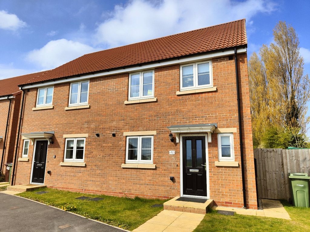 3 bed semidetached house to rent in Heather Drive, Pontefract, West