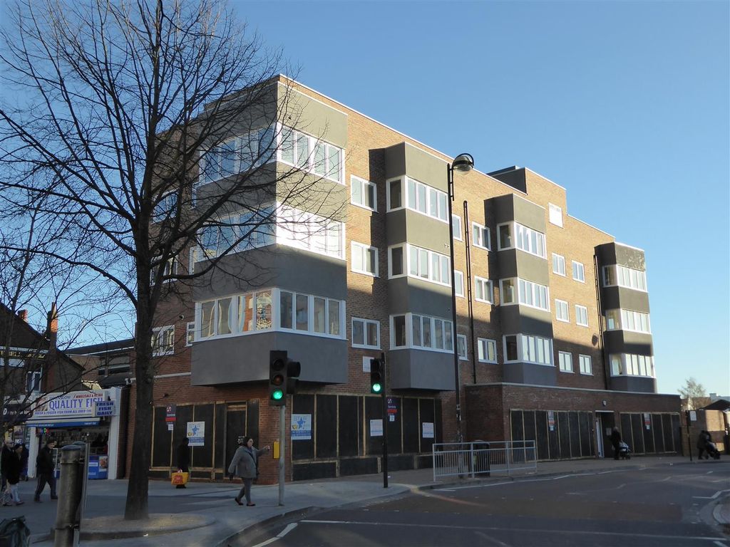 2 bed flat to rent in Staines Road, Hounslow TW3, £1,850 pcm Zoopla