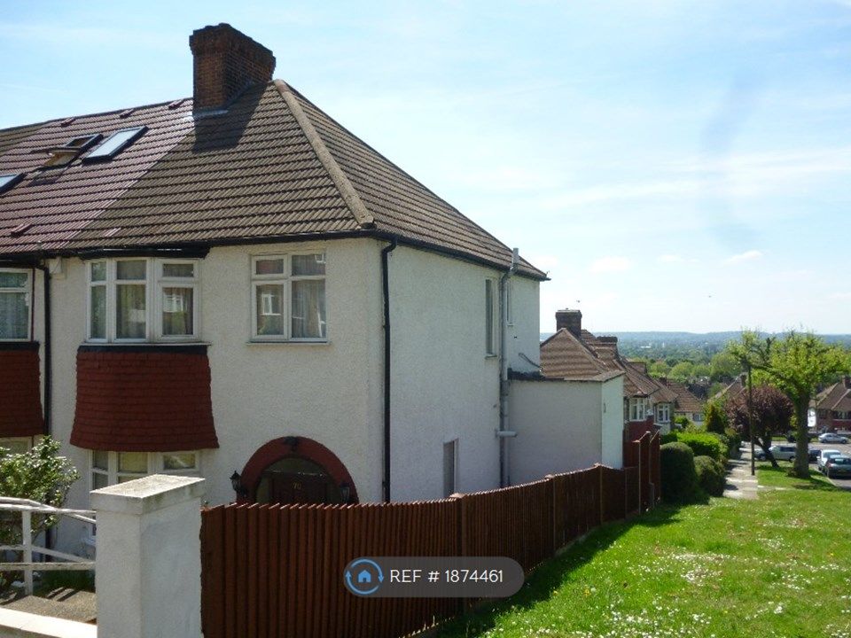 3 bed end terrace house to rent in Castlewood Drive, London SE9, £2,100
