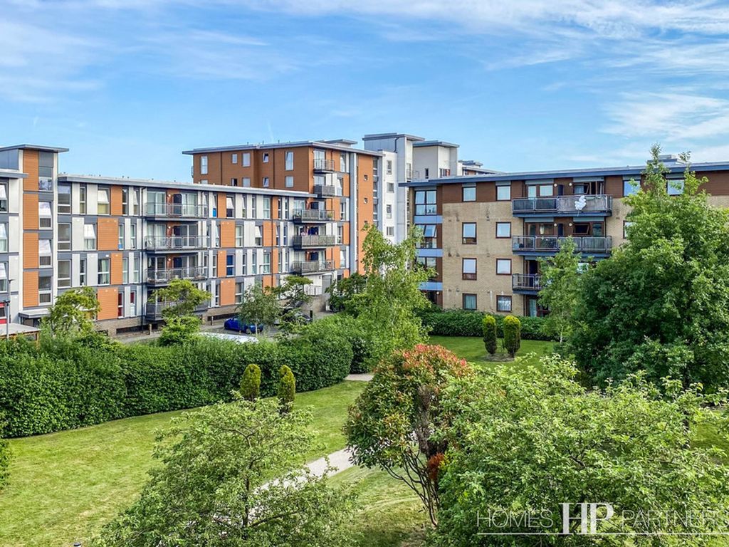 Commonwealth Drive, Howlands Court RH10