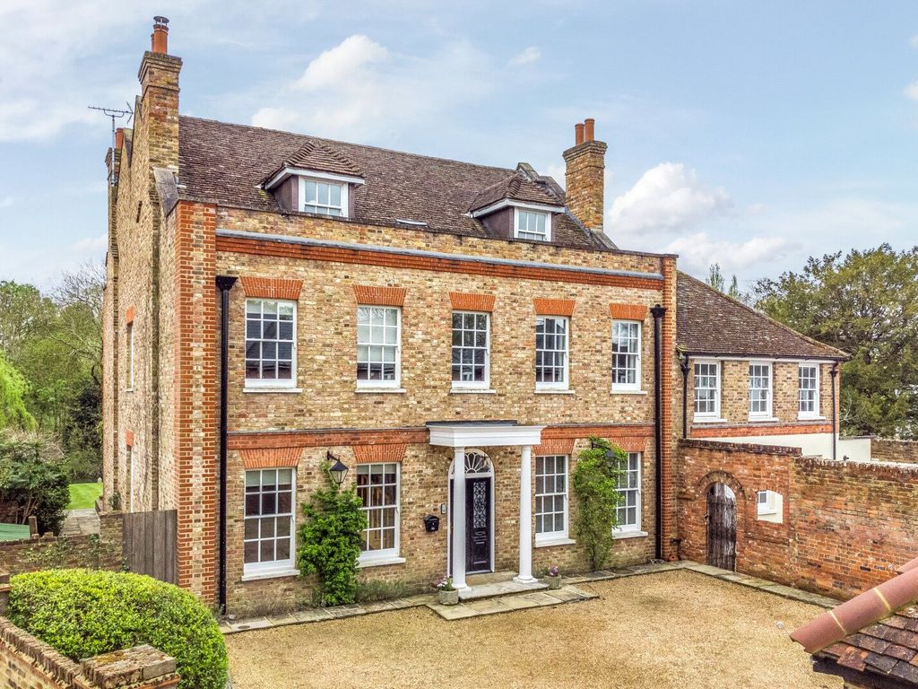 9 bed detached house for sale in Chertsey Road, Shepperton TW17, £