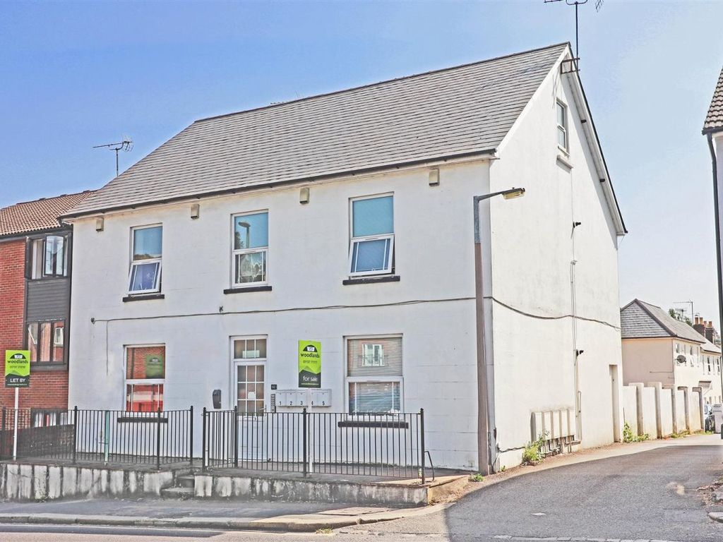 1 bed flat to rent in Brighton Road, Redhill RH1, £1,050 pcm Zoopla