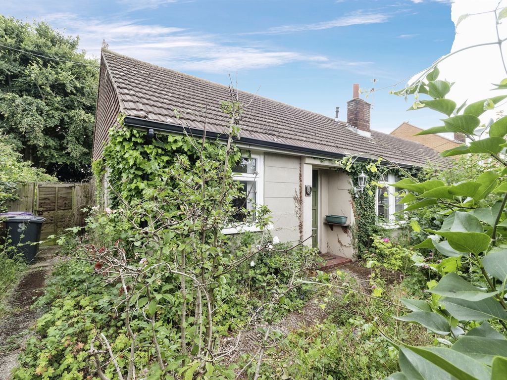 2 bed semidetached bungalow for sale in Rands Meadow, Holwell, Hitchin