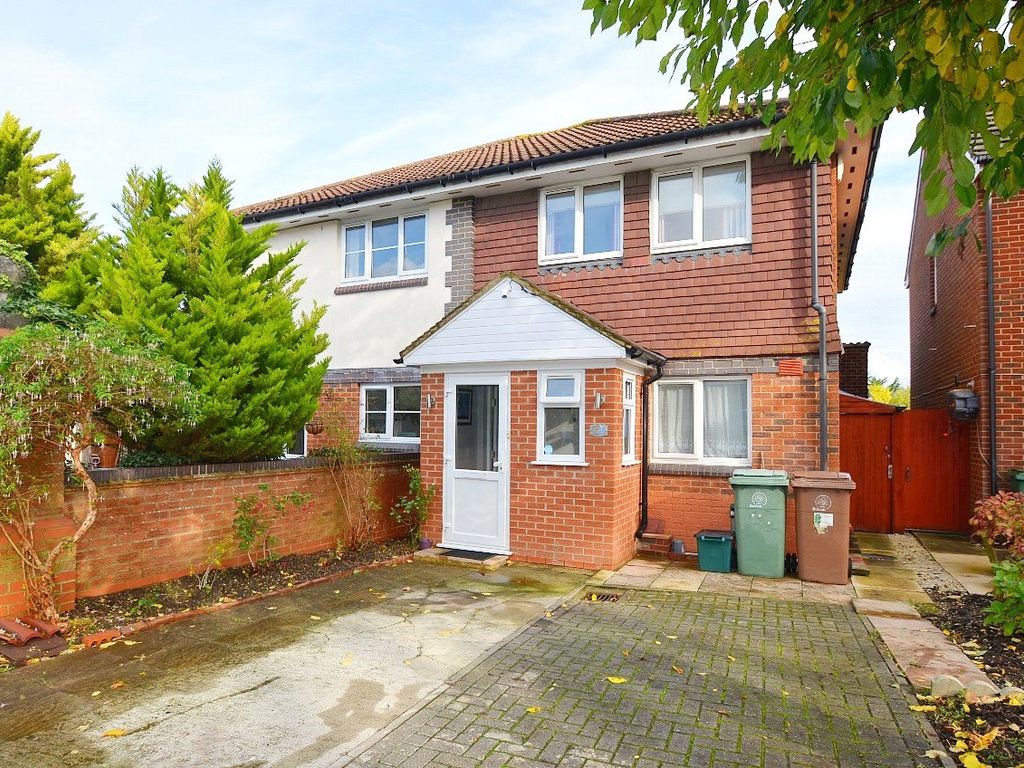 3 bed semidetached house to rent in Homeland Drive, Sutton SM2, £2,100