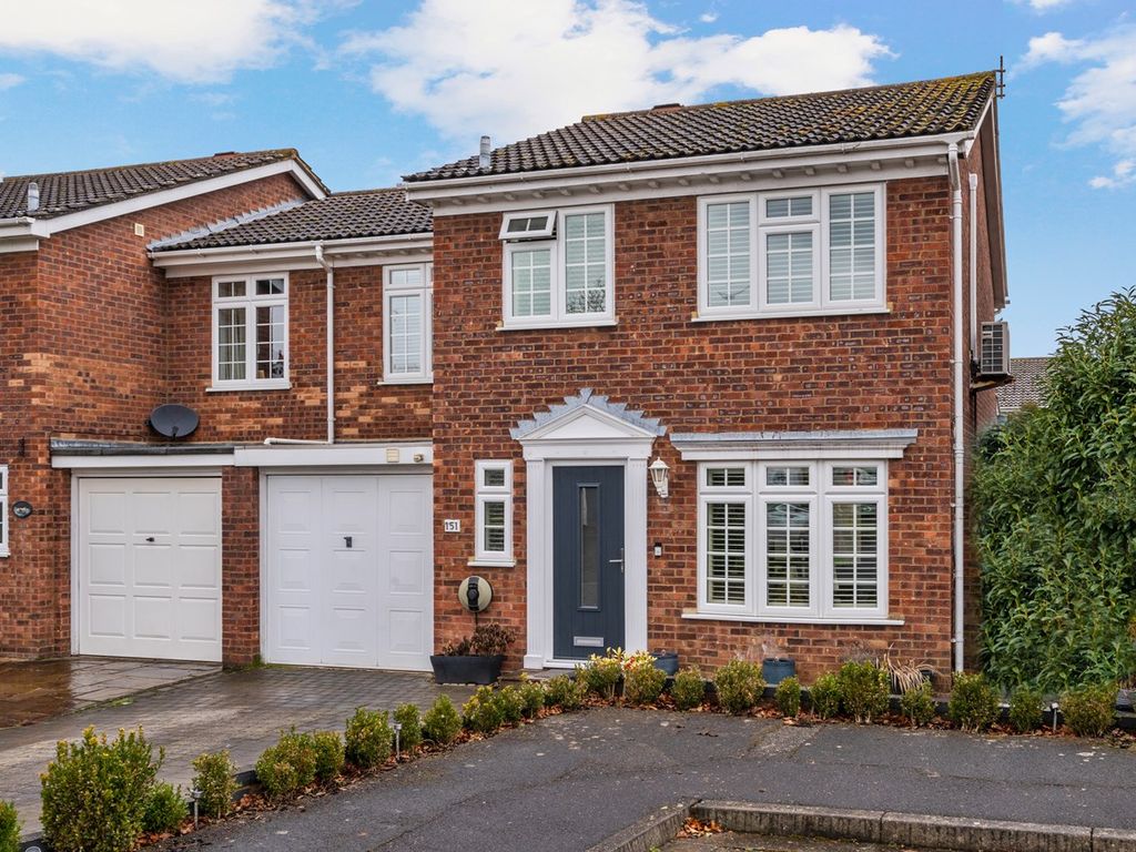 4 bed semidetached house for sale in Hillcrest, Weybridge KT13 Zoopla