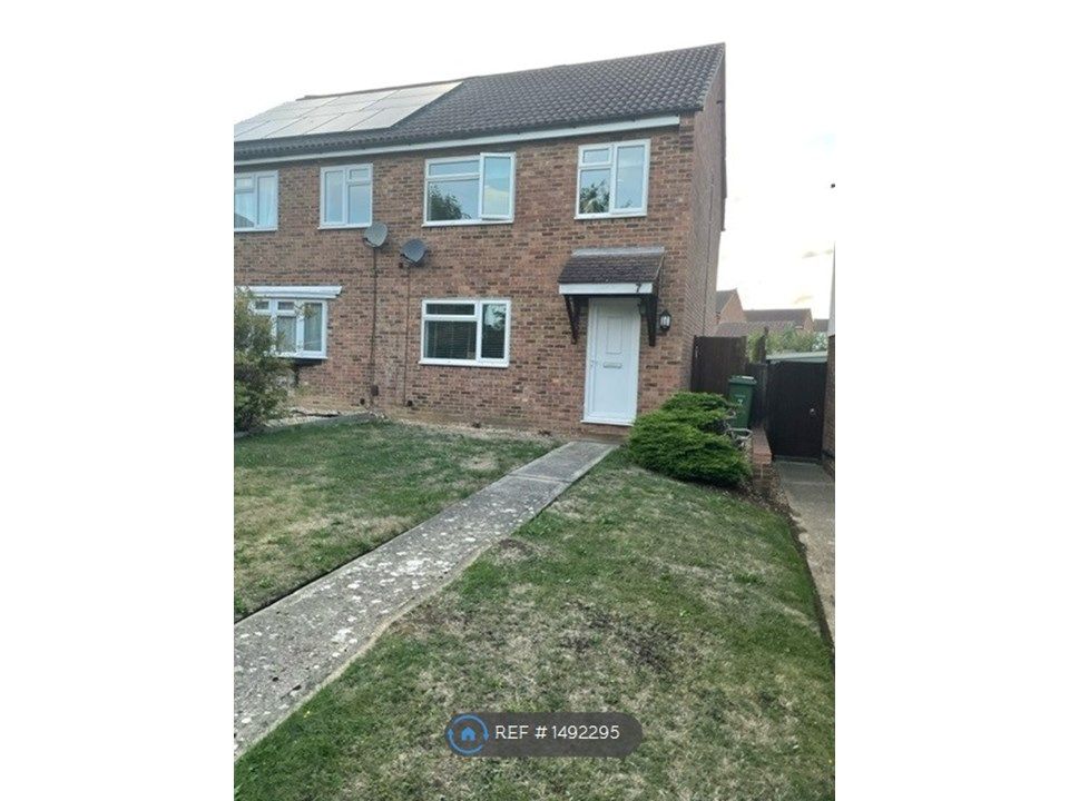 3 bed semidetached house to rent in Christie Close, Newport Pagnell