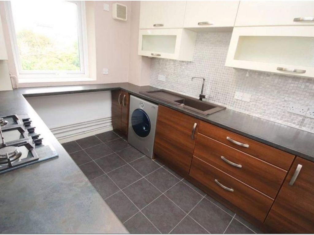 3 bed flat to rent in Canterbury Gardens, Salford M5 Zoopla