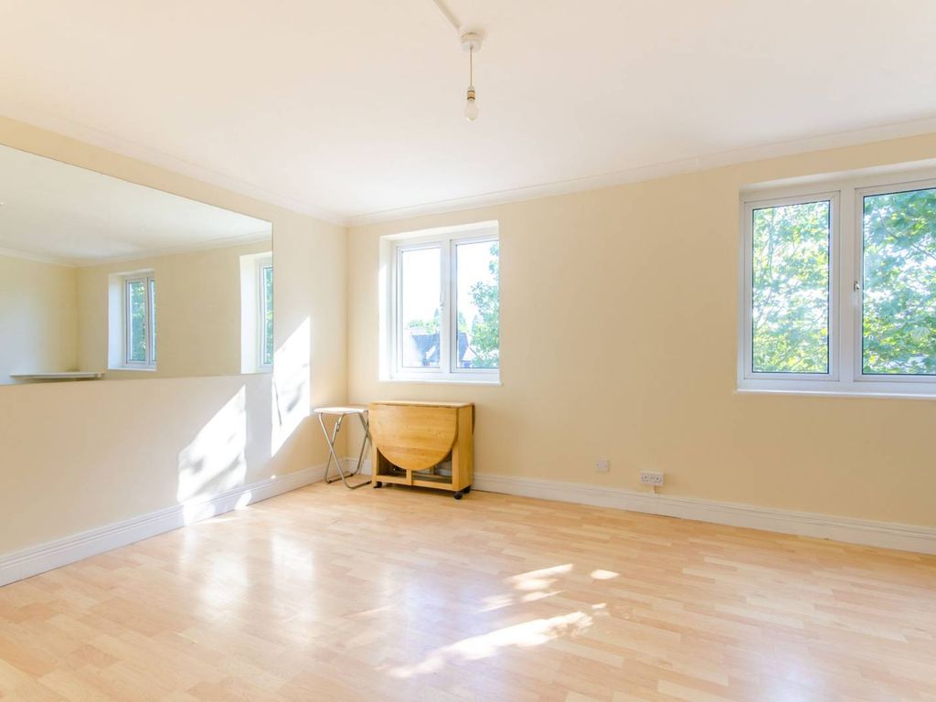 2 bed flat for sale in Chingford Mount Road, Chingford, London E4, £